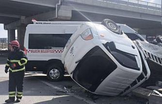 Bilecik’te halk minibüsü ile kırmızı ışık ihlali yapan kamyonet çarpıştı, 8’i hafif 9 yaralı