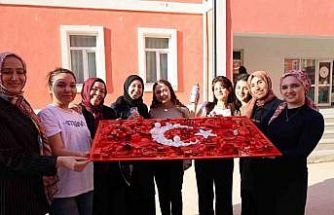 Bilecik’te sıfır atık etkinliğinde atıklarla Türk bayrağı oluşturuldu