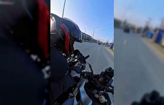 Bir anda şerit değiştirdi, motosikletler çarpıştı