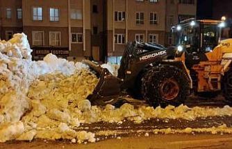 Bitlis’te kaldırımlardaki karlar kamyonlarla taşınıyor