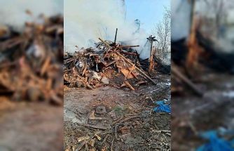 Bolu’da iki katlı ahşap ev ve ahır alev alev yandı