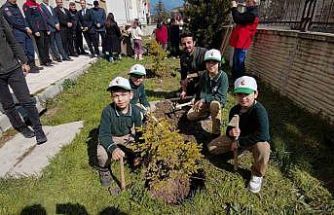 Bolu’da ilkokul öğrencileri fidan dikti