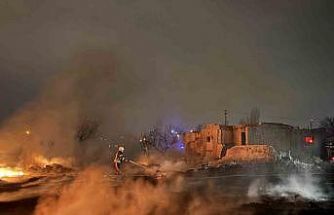 Boş arazide çıkan yangın müstakil eve sıçramadan söndürüldü