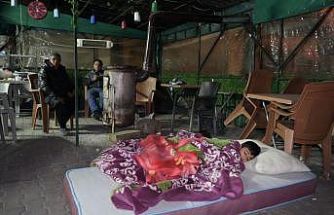 Buldan’da 5.1 büyüklüğündeki depremin ardından yaşanan artçılardan korkan vatandaşlar dışarda sabahladı