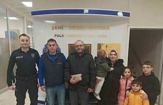 Bulduğu para dolu çantayı polise teslim etti