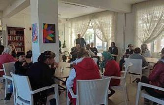 Burhaniye’de huzurevindeki yaşlıları sevindirdiler