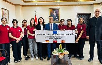 Burhaniye’de öğrenci proje ekibi Kaymakam Atilla’yı ziyaret etti