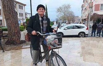 Burhaniye’de yaşlı adam her yere bisikletle gidiyor