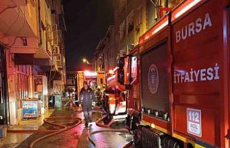 Bursa’da apartmanın çatı katında yangın