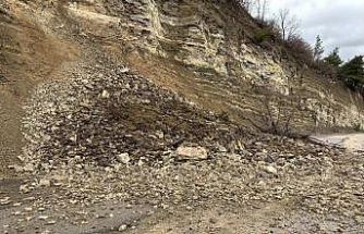 Bursa’da heyelan yolu kapattı