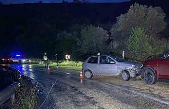 Bursa’da iki otomobil çarpıştı: 1 kişi yaralandı, 11 aylık bebek faciadan döndü