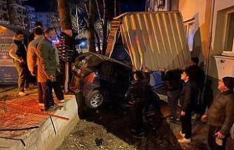 Bursa’da kontrolden çıkan araç apartmanın bahçesine savruldu