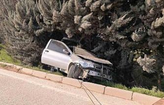 Bursa’da kontrolden çıkan otomobil ağaçlık alana uçtu, 1 yaralandı