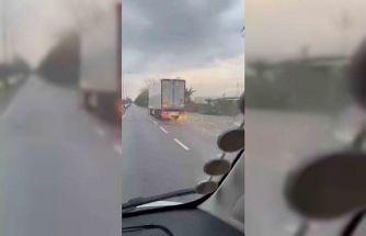 Bursa’da korku dolu anlar, direği deviren TIR olay yerinden kaçtı