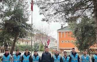 Bursa’da öğrencilerden şehit kabirlerine bayram temizliği