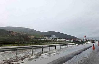 Bursa’da su birikintisine giren otomobil mahsur kaldı