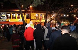 Bursalılar sahurda tarihi meydanda buluştu