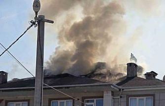 Bursa’nın İnegöl ilçesinde apartmanın çatısı alev alev yandı