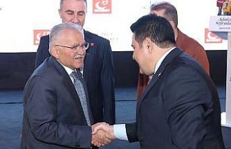 Büyükkılıç, öğrenciler ve siyasi parti temsilcileri ile iftar sofralarında buluştu