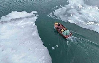 Buzların çözülmeye başladığı Nazik Gölü’nde balıkçı tekneleri yeniden suya indi