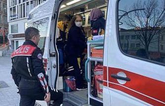 Cadde ortasında boynuna ve yüzüne kesikler attı