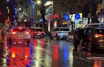 Cadde ortasında dehşet anları: Tekme ve yumruklara feci şekilde darbedildi
