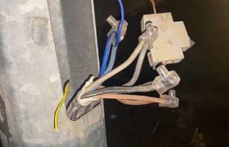 Cadde ve sokak aydınlatmaları için kurulan direklerden evlere kaçak elektrik hattı çektiler
