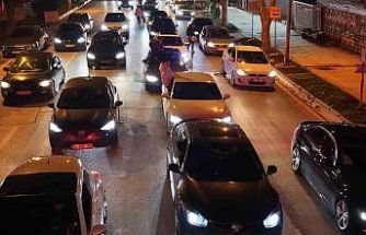 Caddebostan’da otomobilin camından sarkan gençten pes dedirten sözler: "Bayrampaşa çocuğuyuz 100 bin lira ceza yedik, yine yeriz"