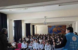 Çaldıran’da gençlik huzura koşuyor: Kitaplar müftülükten gayret gençlerden