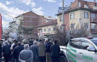 Cami önünde dağıtılan 2 bin fidan dakikalar içerisinde tükendi