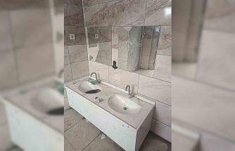 Cami tuvaleti vandalların hedefi oldu