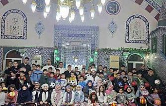 Camiye gelen çocuklar çifte bayram yaptı