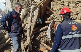 Çatak’ta ahır çöktü: 50 kuzu göçük altında kaldı