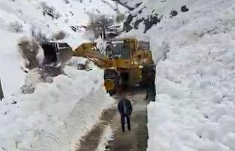 Çatbayır Mahallesi yoluna düşen çığ temizlendi