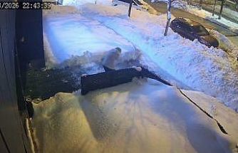 Çatıdan düşen kar kütlesi az daha can alıyordu