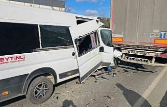 Çerkezköy’de işçi servisi tıra çarptı: 1’i ağır 4 yaralı