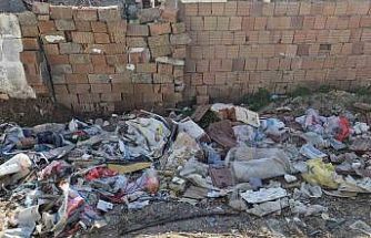 Çevre kirliliğine neden olan moloz yığınları çirkin görüntü oluşturuyor