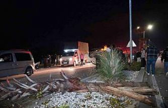 Çevre yolunda yarış yapan lüks araç hakimiyetini kaybetmesi sonucu önce refüjdeki ağaca ardından karşı şeride geçerek takla attı