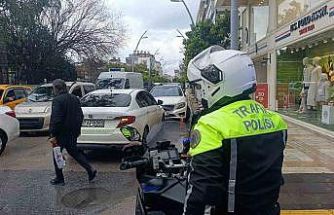 Ceza yazılacağını bile bile yasaklı alanlara park ediyorlar