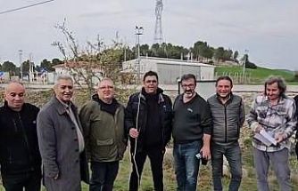 CHP’li başkandan galoşlu fidan dikimi