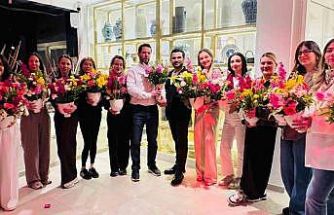 Çiçekler kadınların elinde sanat eserine dönüştü