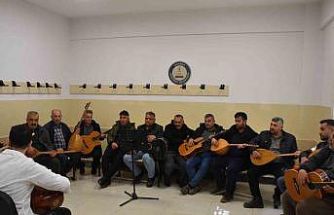 Çiftçiler müzik kursunda gitar ve bağlama öğreniyor