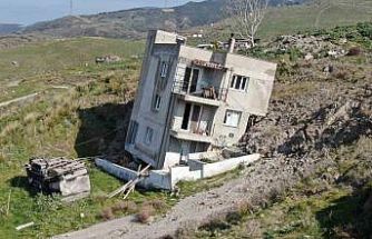 Çiğli’de çöp tesisinin neden olduğu heyelan mahalleyi yutuyor
