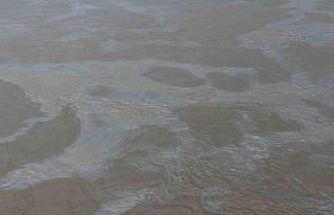 Cizre’de boru hattındaki sızıntı nedeniyle petrol Dicle Nehrine karıştı, ekipler arızayı giderdi