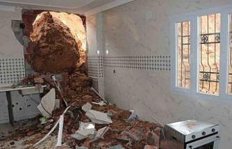 Cizre’de sağanak yağış heyelana neden oldu, dev kayalar evi yıktı