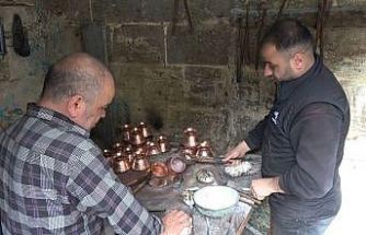 Çocuk yaşta başladığı kalaycılığı 50 yıldır sürdürüyor