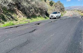Çökmelerin olduğu yol kazalara davetiye çıkarıyor