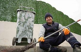 Çöpçüler Kralı’nda Kemal Sunal için mikrofon olan süpürge, onun elinde kaleme dönüştü