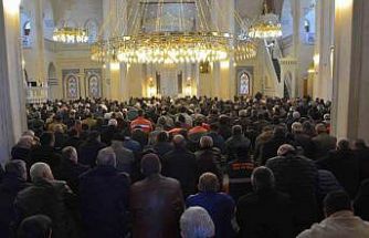 Çorum’da Ramazan ayının son cuma namazında vatandaşlar camilere akın etti