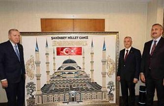 Cumhurbaşkanı Erdoğan’a Tahmazoğlu’ndan anlamlı hediye